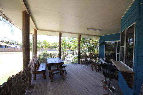 CASTAWAY BEACH HOUSE- NO Parties - NO Pets - Dalby Accommodation 3