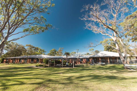 CATALINA Lake-front RETREAT - Dalby Accommodation 1