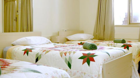 CATALINA Lake-front RETREAT - Dalby Accommodation 3