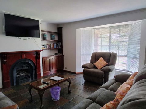 Charming 4BR Retreat Near Gawler - Dalby Accommodation 1