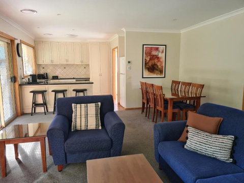 DELANY VILLAS BRIGHT - Spa Luxury On Delany Avenue - Dalby Accommodation 0