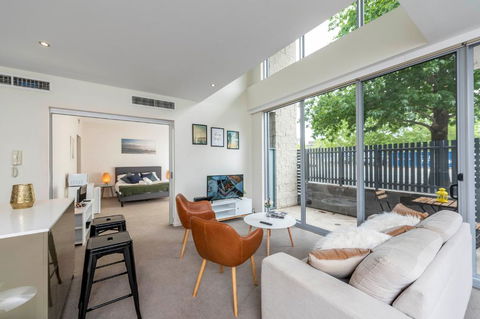 3 BDR Stylish City Retreat // Close To All And Everything In Canberra - Dalby Accommodation 2