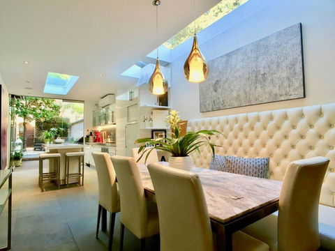 3 Storey Home Close Walk To Fox Studios SCG & City - Dalby Accommodation 2