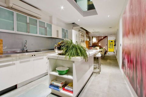 3 Storey Home Close Walk To Fox Studios SCG & City - Dalby Accommodation 1