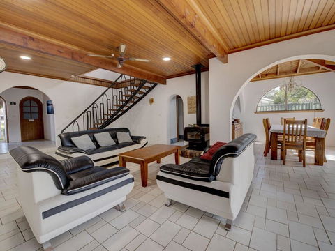31 Rest Point Absolute Waterfront With Jetty - Dalby Accommodation 2