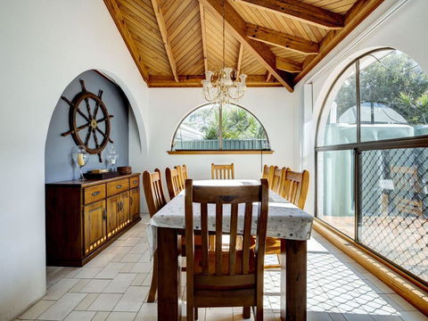31 Rest Point Absolute Waterfront With Jetty - Dalby Accommodation 1