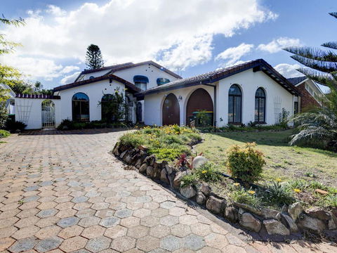 31 Rest Point Absolute Waterfront With Jetty - Dalby Accommodation 0