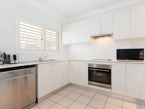 356 ' Oaks Pacific Blue', 265 Sandy Point Rd - Air Conditioned, Direct Pool Access And Suited For Disability - Dalby Accommodation 3