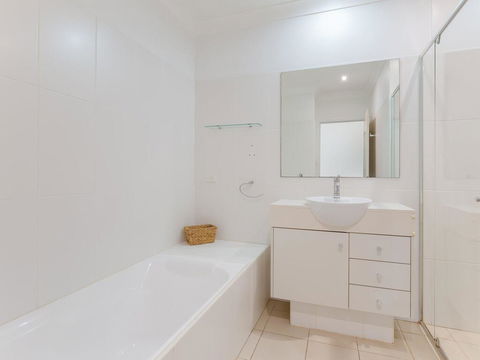 356 ' Oaks Pacific Blue', 265 Sandy Point Rd - Air Conditioned, Direct Pool Access And Suited For Disability - Dalby Accommodation 1