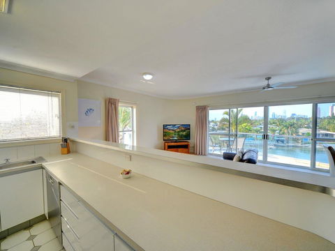 3br Broadbeach Lakefront Apartment - Dalby Accommodation 2