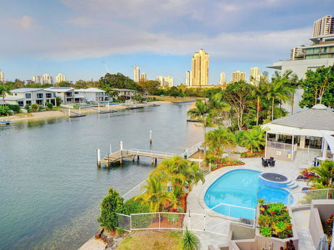 3br Broadbeach Lakefront Apartment - Dalby Accommodation 1