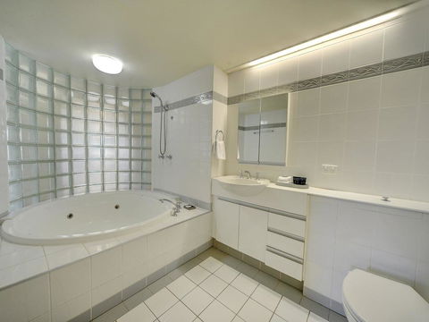 3br Broadbeach Lakefront Apartment - Dalby Accommodation 3