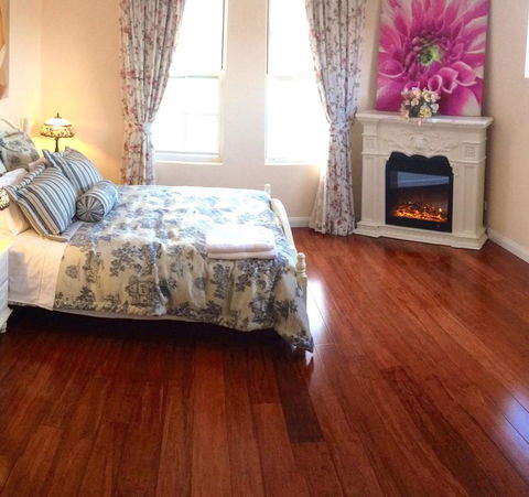 4 Ensuite Chelsea Villa CBD-Airport - Dalby Accommodation 1