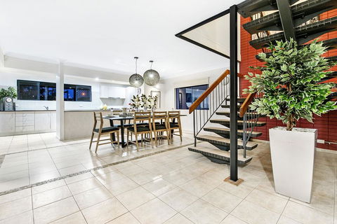 7 Bedroom Gold Coast Luxury Waterfront Home With Pool, Sleeps 20! - Dalby Accommodation 0