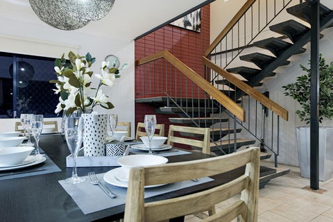 7 Bedroom Gold Coast Luxury Waterfront Home With Pool, Sleeps 20! - Dalby Accommodation 3