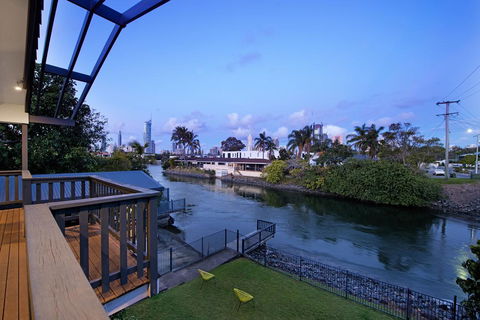 7 Bedroom Gold Coast Luxury Waterfront Home With Pool, Sleeps 20! - Dalby Accommodation 2