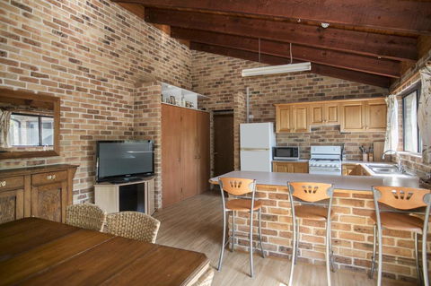75 River Rd - Tabourie Hideaway - Dalby Accommodation 2