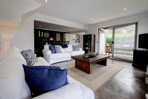 @THE COVE - Dalby Accommodation 0