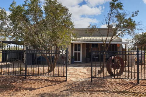 A Real Bush Retreat. Kangas, Emus & Starry Skies. - Dalby Accommodation 0