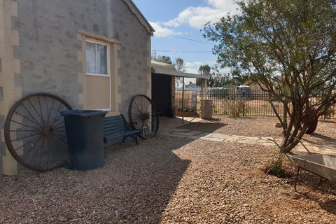 A Real Bush Retreat. Kangas, Emus & Starry Skies. - Dalby Accommodation 3
