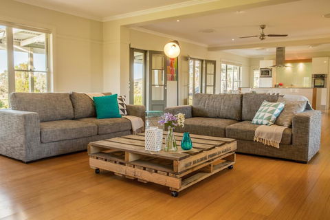 Abingdon House - Dalby Accommodation 1