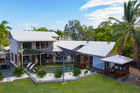 Absolute Lakefront - Port Douglas - Dalby Accommodation 1