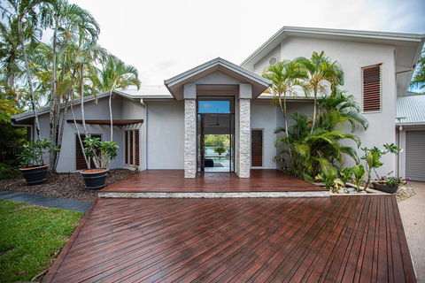 Absolute Lakefront - Port Douglas - Dalby Accommodation 2