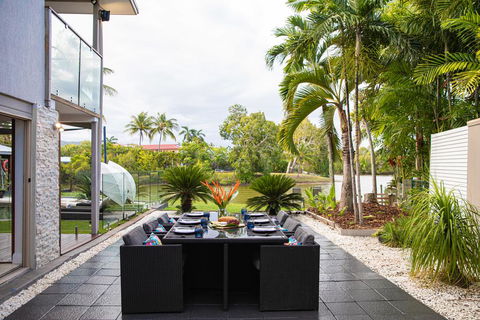 Absolute Lakefront - Port Douglas - Dalby Accommodation 0
