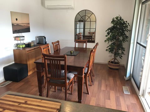 Acacia House - Central Healesville - Yarra Valley - Dalby Accommodation 2