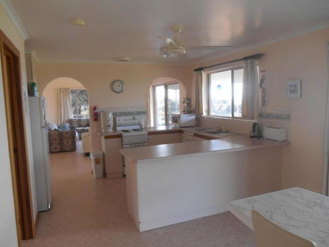 Ebb N Flow Beach House - Stansbury - Dalby Accommodation 1