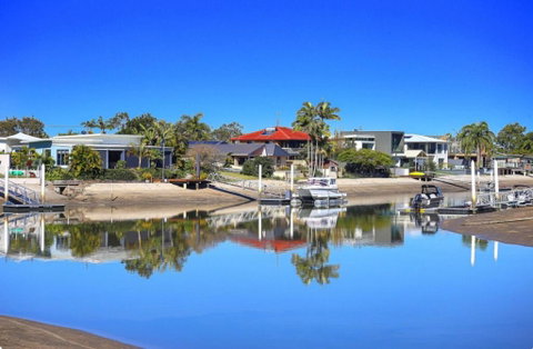 Fabulous Canal-front Unit In Mooloolaba - Dalby Accommodation 1