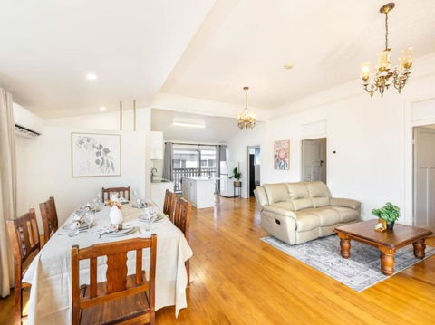 Family Friendly Cozy 4BR House At Annerley - Dalby Accommodation 2