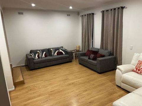 Family Home- Close To Knox City & Dandenong Ranges - Dalby Accommodation 4