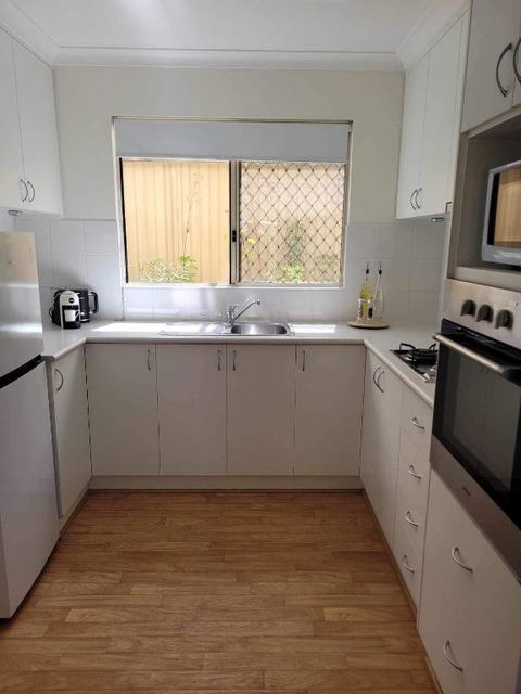 G&R Beach Cottage - Dalby Accommodation 4
