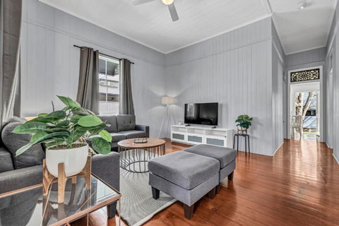 Gabba Central House 3BR2Bath Pets - Dalby Accommodation 2