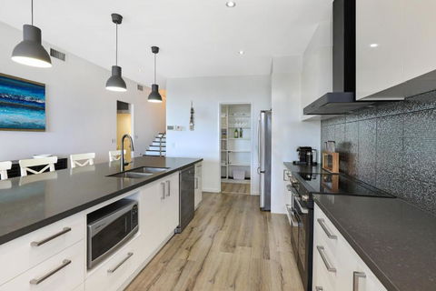 GEORGE8- THE ULTIMATE, FAMILY BEACH HOUSE! - Dalby Accommodation 4