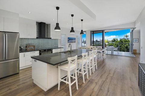 GEORGE8- THE ULTIMATE, FAMILY BEACH HOUSE! - Dalby Accommodation 1