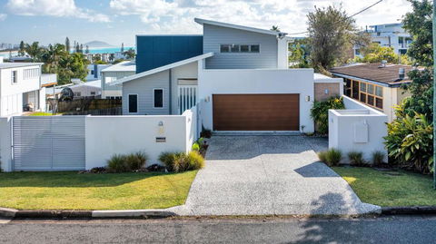 GEORGE8- THE ULTIMATE, FAMILY BEACH HOUSE! - Dalby Accommodation 0