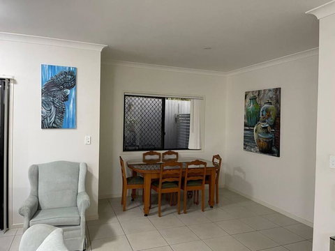 Georgina Townhouse - Dalby Accommodation 3