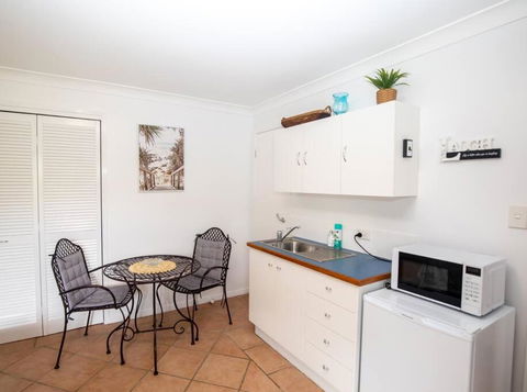GORGEOUS STUDIO + 100M TO BEACH + POOL - Dalby Accommodation 2