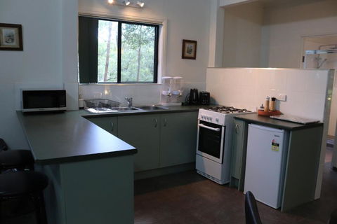 GREEN TREES CHALET Australia Zoo Close By - Dalby Accommodation 2
