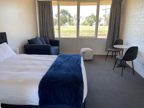 Happy Wanderer Motel Lake Boga ON THE LAKE WITH LAKE VIEWS - Dalby Accommodation 0