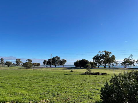 Happy Wanderer Motel Lake Boga ON THE LAKE WITH LAKE VIEWS - Dalby Accommodation 2