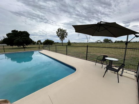 Happy Wanderer Motel Lake Boga ON THE LAKE WITH LAKE VIEWS - Dalby Accommodation 1
