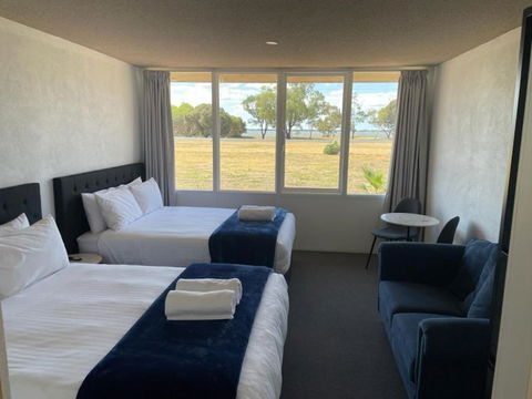 Happy Wanderer Motel Lake Boga ON THE LAKE WITH LAKE VIEWS - Dalby Accommodation 3