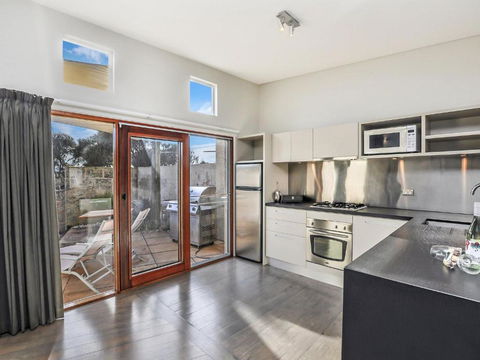 Hearns Beachside Villa 3 - Dalby Accommodation 2
