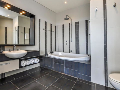 Hearns Beachside Villa 3 - Dalby Accommodation 3