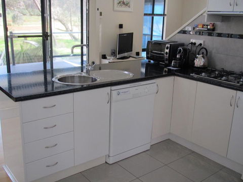 Hidden Grove Retreat - Dalby Accommodation 1