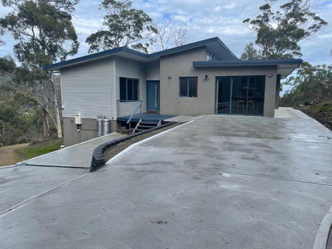 Hill Top Retreat - Dalby Accommodation 2