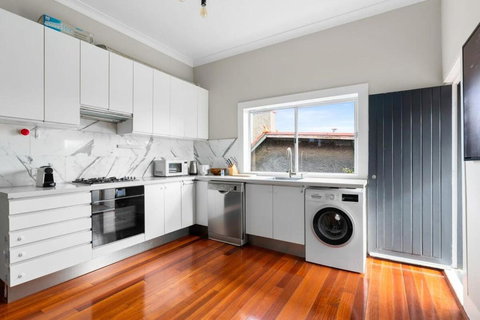 Huge Harbour View Apartment In Historic Home - Dalby Accommodation 3